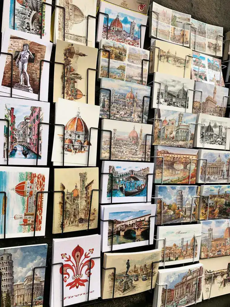 展示多款 4×6 與 A6 、方形尺寸的旅行風景明信片，是市面上最常見的標準明信片大小。