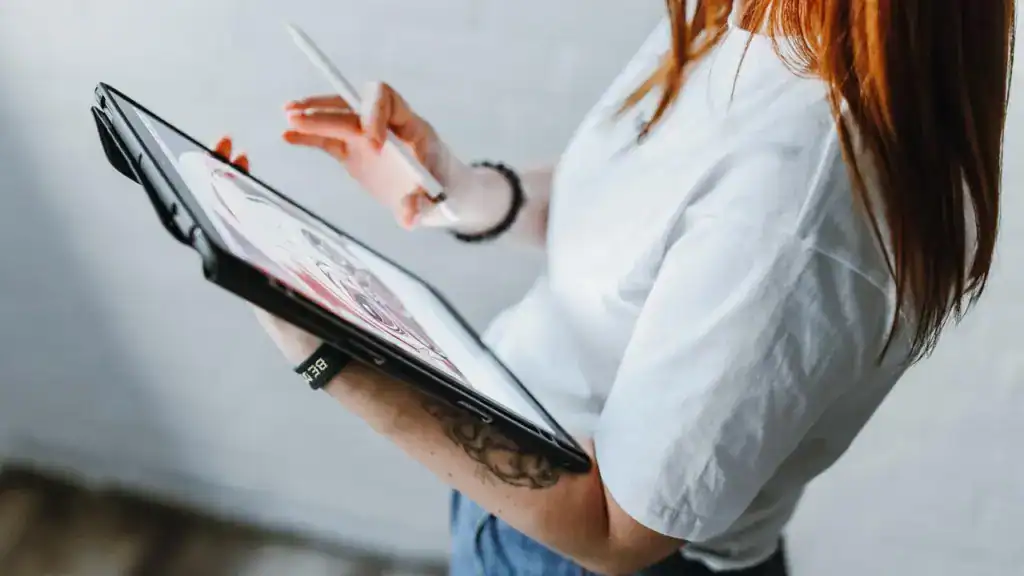 使用平板進行數位插畫創作的插畫接案工作情境示意