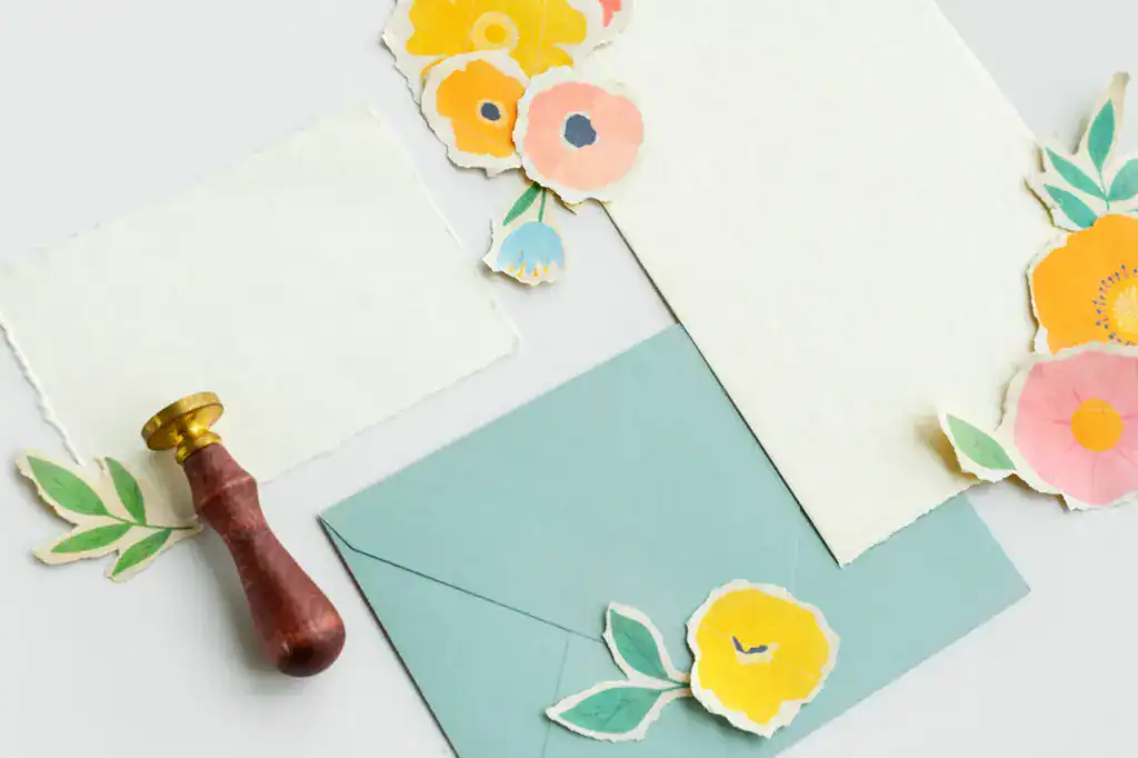 立體裝飾與厚紙張的明信片示意，表面不平整不適合直接郵寄