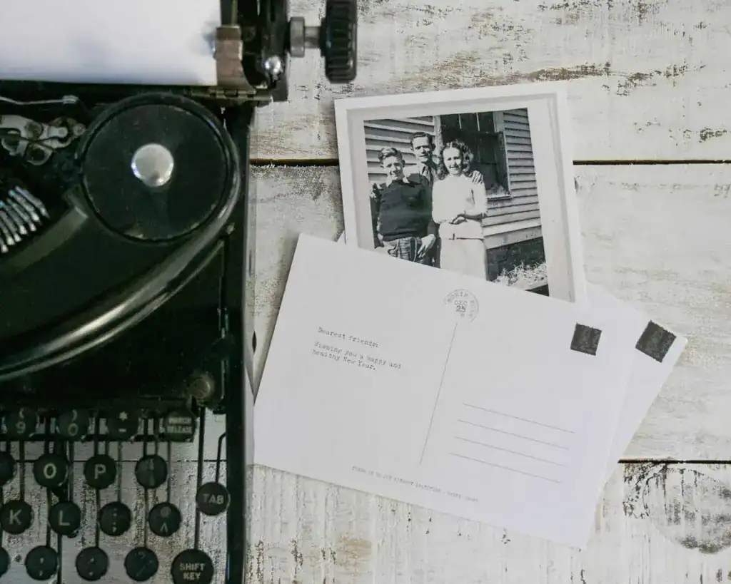 直式明信片寄送國外的書寫情境示意，視覺美觀但存在投遞風險