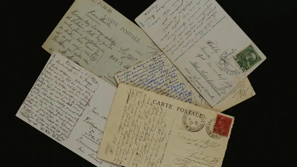 寫滿溫暖文字的明信片示意圖，但郵票貼錯位置會直接影響機器掃描與蓋戳判斷，也是寄明信片時常被忽略的問題