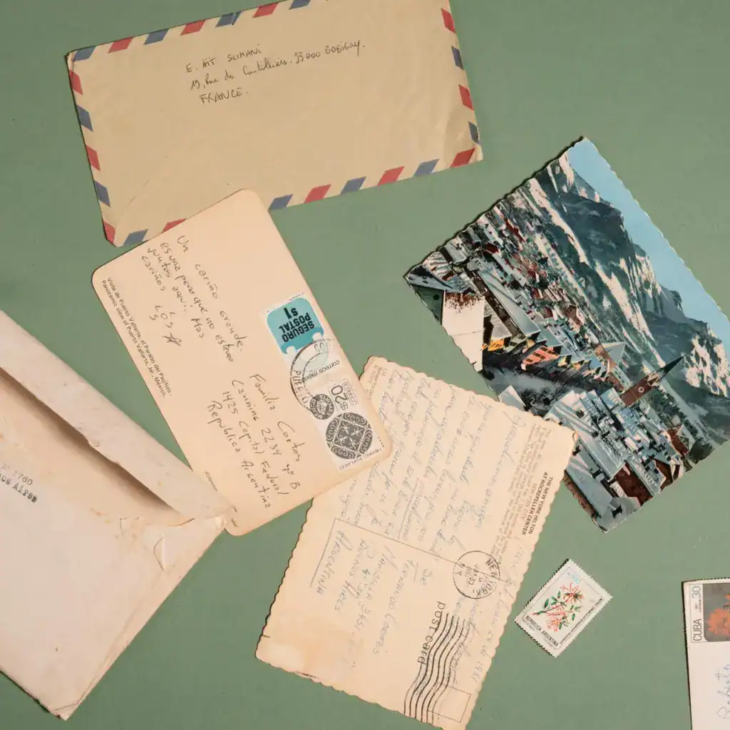 已貼郵票的明信片寄送情境示意，符合基本郵寄規則