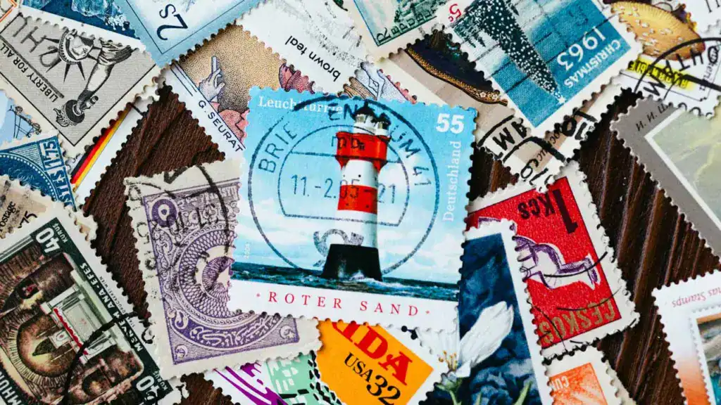 各國郵票集合示意圖，用於比較不同國家寄送國際明信片的郵資概念