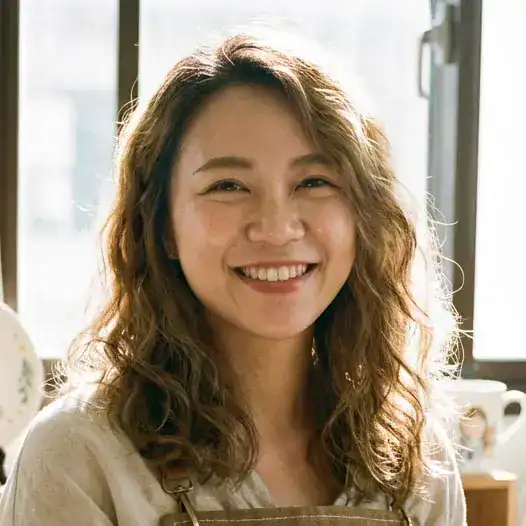 似顏繪陶瓷印花品牌創業女生，在自然光下微笑的手作創作者肖像